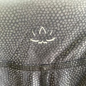 BEYOND YOGA BLACK/METALLIC DETAILED LEGGING (XS)